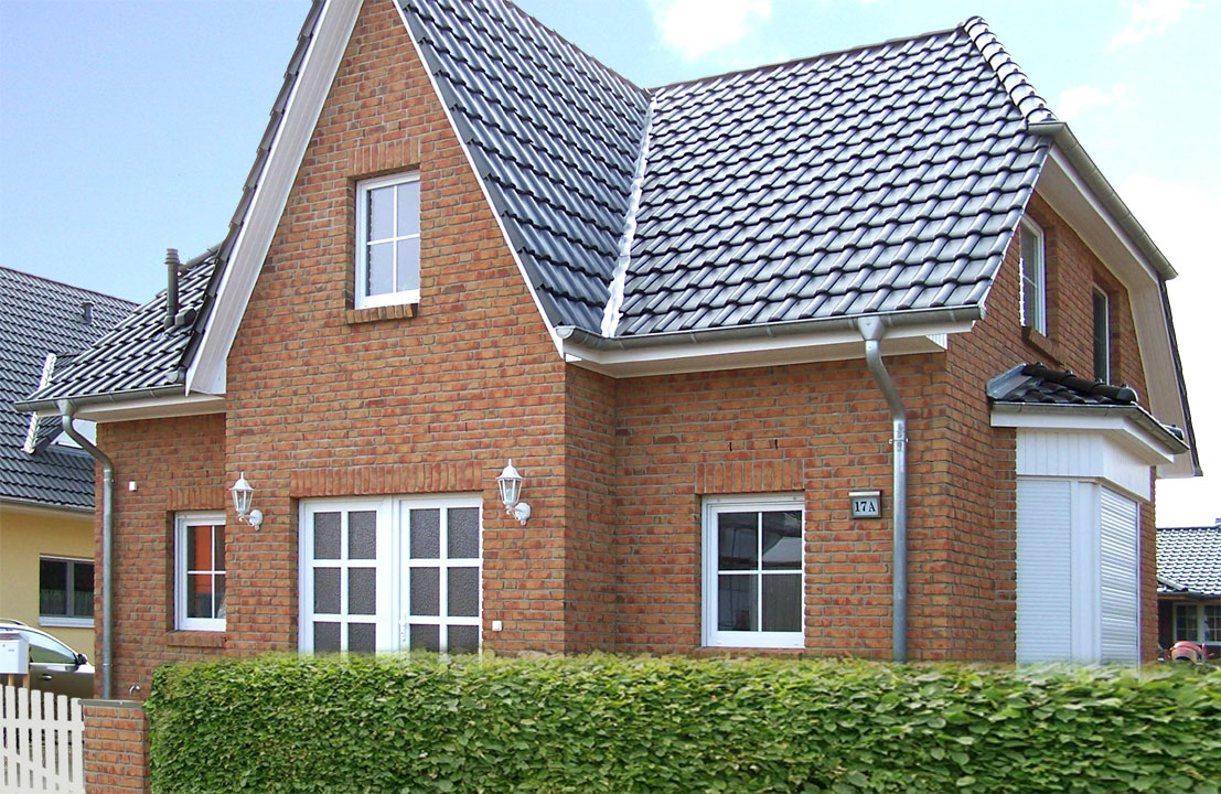 Коричневый дом с бордовой крышей. Керамическая черепица roben. Крыша на кирпичном доме. Клинкерная плитка roben faro grau bunt. Клинкерный кирпич feldhaus klinker k377rf75.